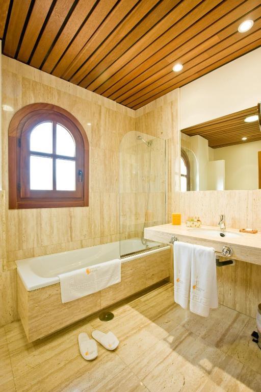 Bodegas Hacienda Albae Guest House Argamasilla De Alba Phòng bức ảnh